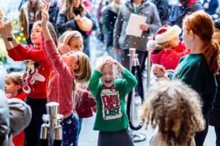 This weekend, experience the magic of the holidays at the Comcast Center Campus. Join us at the top of every hour for the Comcast Holiday Spectacular, and then make your way around campus to explore all that we have to offer this season. 
Programming and hours can be found on our website! ❄️❄️❄️